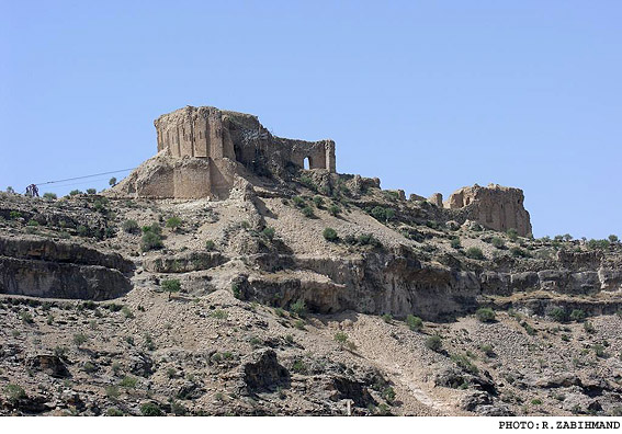 /زمان رسيدگي به وضعيت اسفناك آثار باستاني فيروزآباد كي فرا مي‌رسد؟/
"با ادامه‌ي حفاري‌هاي غيرمجاز دير يا زود شاهد تخريب قلعه دختر خواهيم بود"