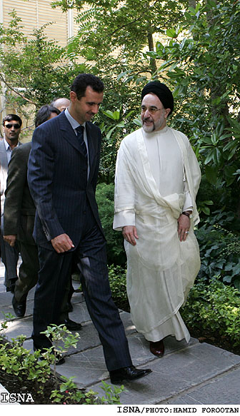 "بشاراسد در منزل خاتمي"
خاتمي: 
با وجود امكانات وسيع گرايشهاي جنگ‌طلب استعمارگر و متحجر خشونت‌گرا، زمينه‌هاي همكاري بر اساس منطق و تفاهم هست