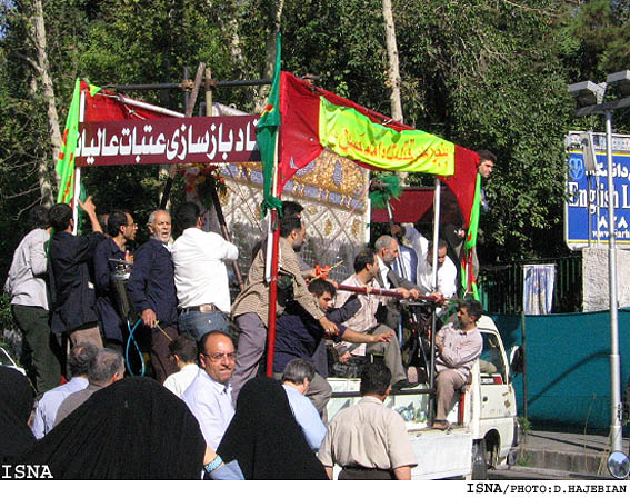 تاخير در صدور ويزاي همراهان، ادامه‌ي حمل ضريح قتلگاه امام حسين (ع) را در مرز مهران متوقف كرد