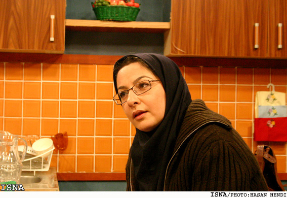 لاله صبوري درباره‌ي نمايش‌هاي زنده‌ي«حوض فيروز»: 
كارگرداني تجربه‌يي خوب... استرس بالا ... زير بار نرفتن طنز شدن نمايش‌ها ... حتي يك كلمه هم خارج از متن نيست