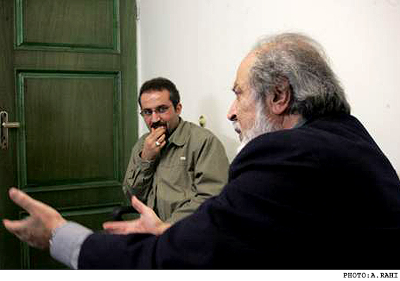 نشست خبري«آكواريوم»برگزار شد
ايرج قادري:هنرمندان تئاتر،پنبه سينمايي ها را...،آقاي شريفي‌نيا شما جاي خودت را...،هر چه ميسازم انتقاد...،پيشنهادهاي باغ و ويلا...