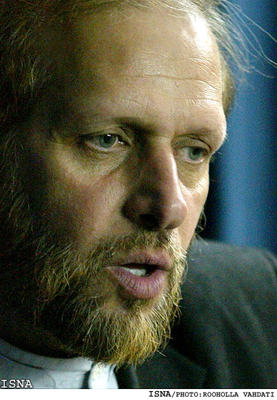 محمدعلي رامين در جمع دانشجويان متحصن در فرودگاه مهرآباد:
غزه هولوكاست آشكاري است كه در مقابل چشمان بشريت انجام مي‌شود