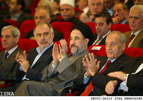 * انعكاس سفر خاتمي به لبنان در رسانه‌هاي عربي و منطقه‌يي*
خاتمي از شخصيت‌هاي نادر جهان اسلام است كه با چهره‌ي خندان به مخاطبان خود اميد مي‌دهد