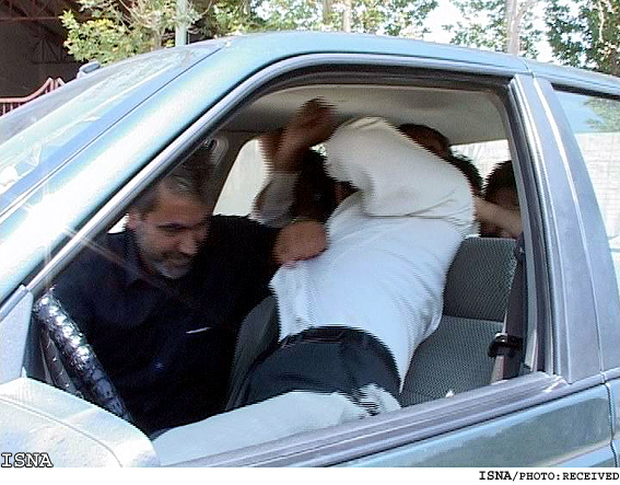 «زورگيران در كمين‌اند»
چرا و چگونه طعمه مي‌شويم؟