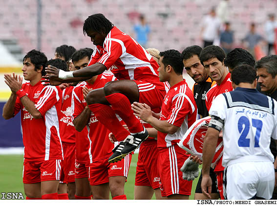 آري هان:
مغرور نشويم، فيناليستيم
استقلال كنار نمي‌كشيد شكستش مي‌داديم 
پروين مال پرسپوليس است؛ برخي بازيكنان به دنبال باشگاه جديد باشند