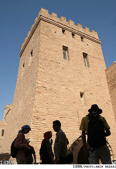 مدير کل بناها و محوطه‌هاي تاريخي:
درباره‌ي کاربري قلعه شوش نمي‌توان نظر داد و مسايل بسيار مهم‌تري دارد
شرايط محوطه‌ي شوش به هيچ عنوان زيبنده‌ي وضع موجود نيست