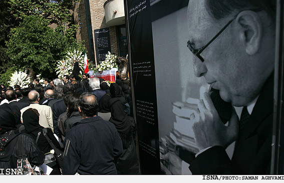 مراسم تشييع پيكر هادي ميرميران - هنرمند معمار - برگزار شد
سعيدي‌كيا: شهر جديد بم يكي از يادگارهاي ميرميران خواهد بود