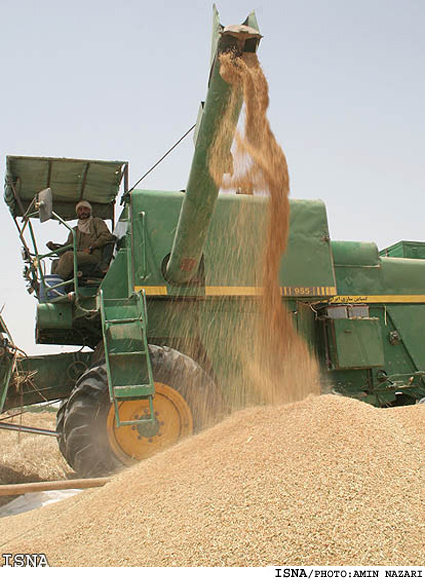 /كشاورز مي‌كارد، دلال درو مي‌كند/
يك كمباين دار:
كمباين‌هاي مدرن به كساني كه فرق گندم و جو نمي‌دانند واگذار مي‌شود!