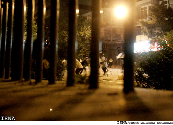 عوامل هدايت كننده درگيري منسوب به دانشجويان نيستند
زخمي شدن تعدادي از ماموران انتظامي در حوادث شب گذشته كوي
دانشجويان از همراهي با تشنج‌آفرينان خودداري كنند