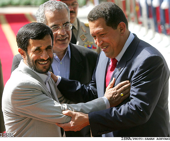 /گزارش كامل ورود هوگو چاوز و نشست خبري مشترك با رييس جمهور/
احمدي‌نژاد:نقاط مشترك فراواني داريم
چاوز: من در ايران دوستان زيادي دارم