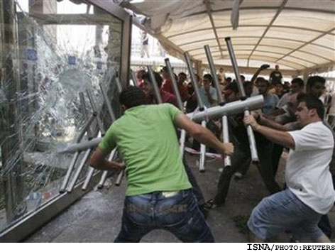 در پي وقوع جنايت رژيم صهيونيستي در قانا 
هزاران تن از مردم خشمگين لبنان دفتر سازمان ملل در بيروت را اشغال كردند