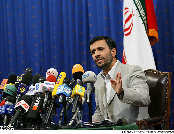 رييس‌جمهور كشورمان پيشنهاد داد:/1/
انجام مناظره با بوش بدون سانسور و محدوديت