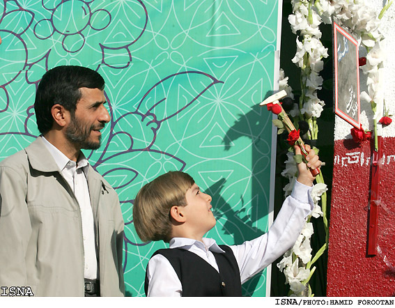 /گزارش كامل حضور رييس‌جمهور درمراسم آغاز سال تحصيلي/
*اولين دبيرستان كشور به شبكه اينترنت ملي متصل شد
*احمدي‌نژاد درپرشس مهر موانع وعوامل مهرورزي را مطرح كرد