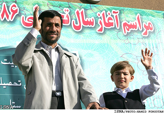 رييس‌جمهور در مراسم آغاز سال تحصيلي وطرح پرسش مهر:/1/
*نقش مهرورزي در پيشرفت وتعالي جامعه چيست؟
*چه كساني نمي‌خواهند كه انسان‌ها دوست، ياوروعاشق يكديگر باشند؟