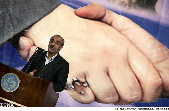 وزير علوم:
*«تمدن‌سازي اسلامي» راهبرد وزارت علوم در تحقق وحدت حوزه و دانشگاه است
*طي سال‌هاي اخير گفتمان سياسي به‌ جاي گفتمان علمي در دانشگاه غالب بوده است