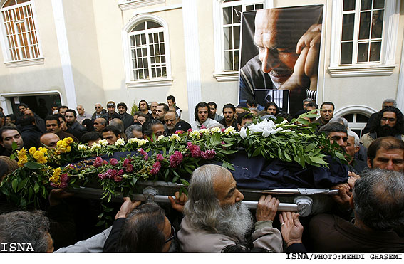 به‌ كجا چنين شتابان؟ ...
هنرمندان "رسول احدي" را به‌ قطعه هنرمندان بدرقه كردند