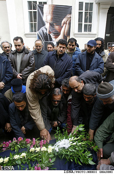 "رسول احدي" در قطعه هنرمندان آرام گرفت 
مراسم يادبود فيلمبردار "پناهنده" فردا برگزار مي‌شود