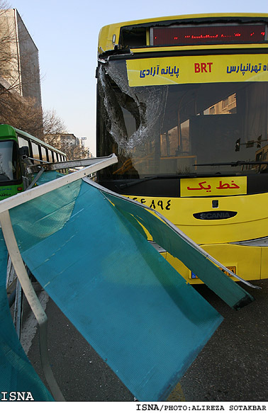 برخورد دو اتوبوس با ايستگاه خط «BRT» هشت مصدوم به همراه داشت