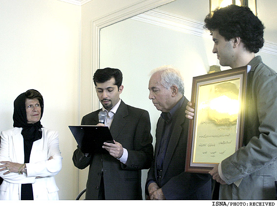 با حضور پدر علم ارتباطات، 
دومين جايزه‌ي "اميد" بنياد سمسار به كاريكاتوريست‌هاي مطبوعاتي رسيد