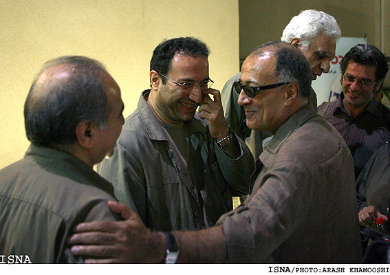 عباس كيارستمي "به‌همين سادگي" را نوشت
پرويز پرستويي: به‌يكديگر تكيه كنيم تا سينماي بزرگ‌تري داشته‌باشيم