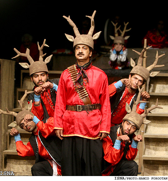 با اجراي "ترنابازي"، "سياه‌بازي" و...
جشنواره‌ي سيزدهم "آييني سنتي" به پايان رسيد