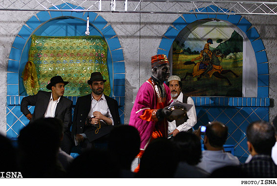 /خبرهاي تئاتر در روزهاي تعطيل سپري شده /
حكم دوباره‌ي ناصربخت براي "آييني سنتي" و افتتاح سالن "هنر" و "تجربه‌"