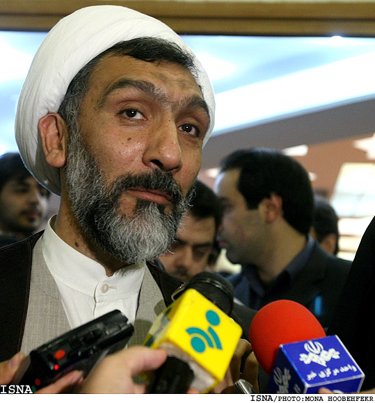 وزير كشور در جمع خبرنگاران:
ـ افرادرامحدود تعريف نكنيم
ـ هيات‌هاي اجرايي اواخر پاييزانتخاب مي‌شوند
ـ تحرك مديريتي درجلب مشاركت مردم واعتمادبخشي تاثير دارد