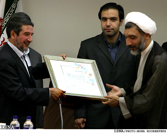 /توديع و معارفه‌ معاون سياسي وزير كشور/‌ 
پورمحمدي:
ـ معاونت جديد در سطح آگاهي سياسي جامعه تلاش كند
ـ نقادي ياتاييد امور سياسي براي مردم حاشيه نداشته باشد