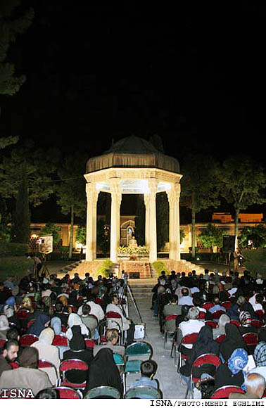 مراسم بزرگداشت حافظ آغاز شد‌
«حافظ لنگرگاه هويت ايراني - اسلامي است»