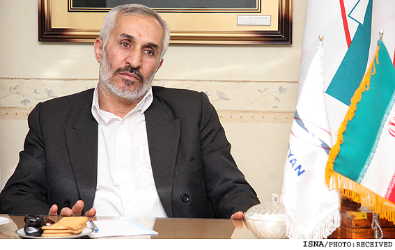 داوود احمدي‌نژاد در جمع دانشجويان متحصن در فرودگاه مهرآباد: 
*بايد تابع قوانين و مقررات بود 
*رسالت شما آگاهي و هوشياري بود كه انجام داديد