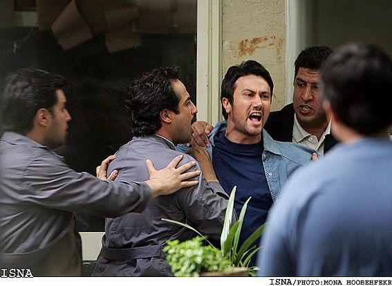 «داداشي» به خانه‌ي عمه خانوم رفت
*آتنه فقيه‌نصيري و پرويز پورحسيني و همسرش در جمع بازيگران*