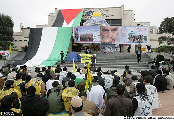 *گزارش ايسنا ازپنجمين شب تحصن دانشجويان درفرودگاه مهرآباد*
تعيين جايزه براي اعدام انقلابي مبارك، حضور داوود احمدي‌نژاد، فدايي،كلهر،جوانفكر،و ... درجمع متحصنين