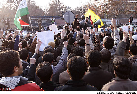 *تجمع‌ دانشجويان در مقابل سفارت انگليس*
مسوول روابط‌عمومي سازمان بسيج دانشجويي:
اسراييل با حمايت و تشويق دول غربي و عربي در غزه جنايت مي‌كند