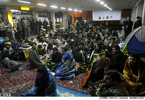 با پايان تحصن شش روزه در فرودگاه مهرآباد؛ 
راهپيمايي دانشجويان به سمت بيت مقام معظم رهبري آغاز شد