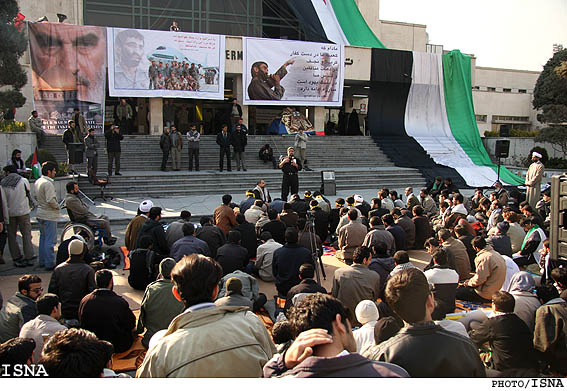 راهپيمايي دانشجويان و طلاب متحصن در فرودگاه مهرآباد در تجديد بيعت با مقام معظم رهبري به پايان رسيد