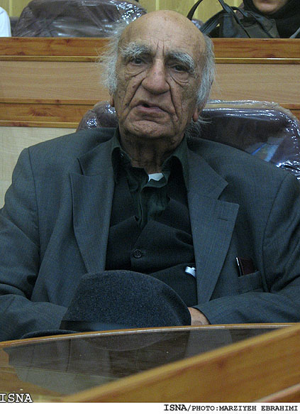 همايش بين‌المللي زبان‌شناسي و مردم‌شناسي لارستان پايان يافت
كليد طلايي شهر لار به قريب و باستاني پاريزي اهدا شد