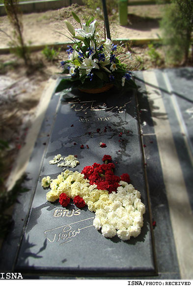 در مراسم سالگرد درگذشت گل‌آقا عنوان شد:
كيومرث صابري طنز عامه‌پسند و نخبه‌گرا را پيوند زد