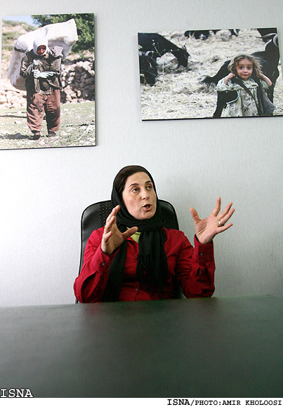 با مرخصي چندساعته از بيمارستان،
فاطمه معتمدآريا دفتر مهرآفرين را افتتاح كرد