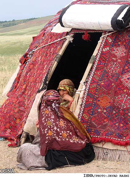 ديدگاه يك راهنما درباره‌ي رابطه‌ي جوامع محلي با گردشگران:
اگر پا را از گليم درازتر كنيم با ما برخورد مي‌شود