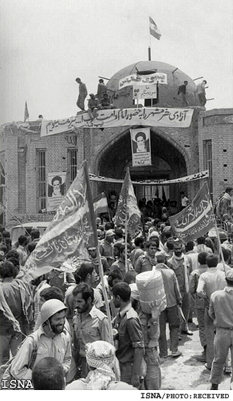 به‌ياد آزادمردان ميهن كه خون پاكشان، مفهوم‌بخش آزادي شد
خرمشهر يعني شرف، يعني شجاعت، يعني ...