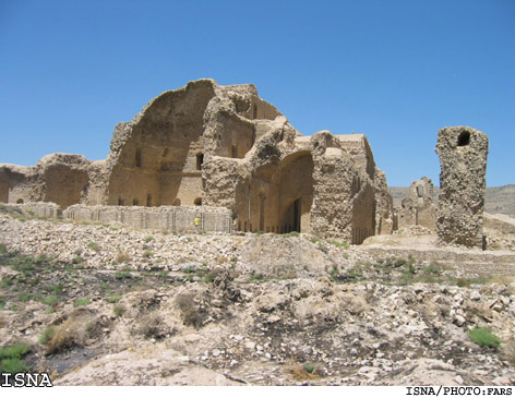 تابستان و مشكلات گردشگران براي ورود به مجموعه‌هاي تاريخي