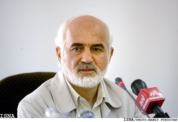 توكلي در جمع دانشجويان متحصن در فرودگاه مهرآباد:
امروز نقاب از چهره بسياري از سران مسلمان خائن برداشته شده است