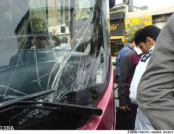 اتوبوس«BRT » با يك پليس راهور برخورد كرد
رييس مركز كنترل ترافيك راهور تهران:
مصدوم به بيمارستان منتقل شد
علت حادثه عدم‌رعايت حق‌تقدم ازجانب راننده اتوبوس بود