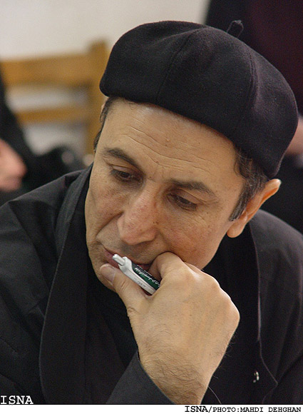 « گاهي به آسمان نگاه كن»
همه‌ي آنچه تئاتري‌ها و راديوي‌ها از «احمدآقالو» گفتند