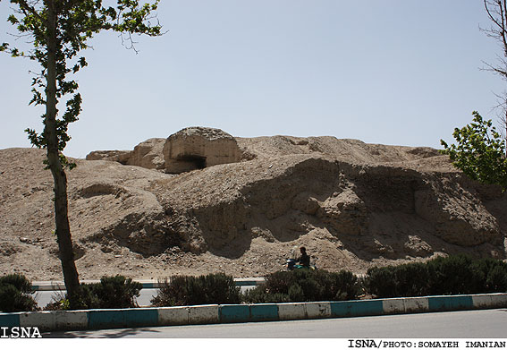 كاربري پيست موتورسواري به تپه‌اي تاريخي داده شده است!
مدير اداره‌ي باستان‌شناسي اصفهان:
تپه‌ي «اشرف» اهميت خاصي براي مطالعات تاريخي اصفهان دارد