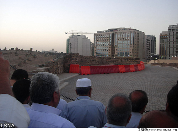 حسرت يك دل سير زيارت بقيع
خط قرمز ميان زائران و مزار ائمه‌ي معصوم(ع) هنوز هم باقي است