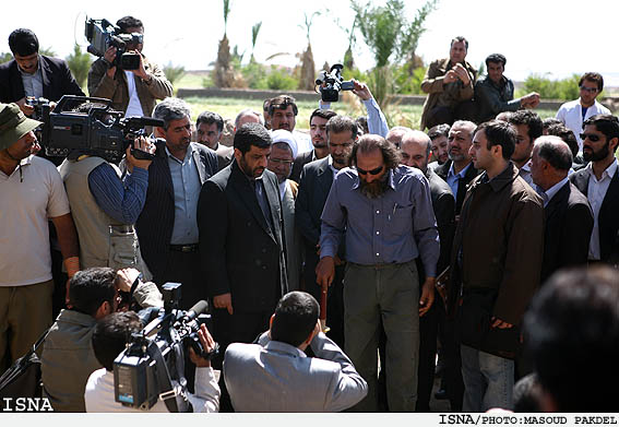 آخرين تصميم‌ها درخصوص نشان دادن چهره‌ي حضرت ابوالفضل(ع) در «مختارنامه»
تهيه‌كننده اين سريال: من و داوود ميرباقري تابع نظر صداوسيما هستيم