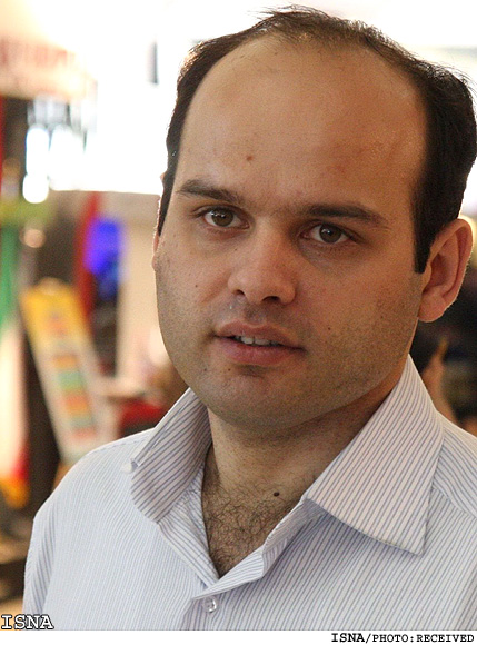 *ساده‌نويسي در شعر امروز* 
آرش نصرت‌اللهي: ساده‌نويسي، حفظ آدميزاده‌گي زبان در اجراي شعر است