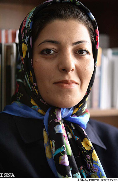 *ساده‌نويسي در شعر امروز*
پونه ندائي:
دعوت به ساده‌نويسي را يك ضرورت مي‌دانم