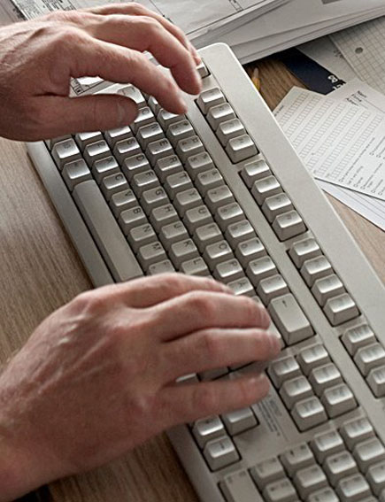 *كاهش قيمت اينترنت و نقدينگي شركت‌ها* 
عضو شوراي حل اختلاف و رسيدگي به جرايم رايانه‌يي: 
پهناي باند بايد رايگان به شركت‌هاي اينترنتي ارائه شود